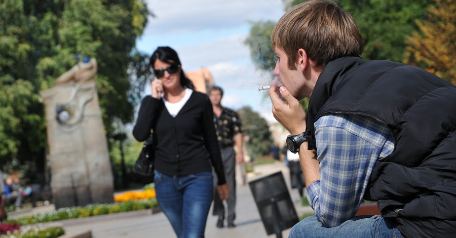 В Донецке запретили курить на остановках
