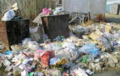 Донецкие мусорщики пикетируют здание горсовета