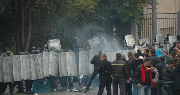 Сегодня по Донецку бегали обезумевшие фанаты и силовики в касках  