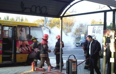 В центре Мариуполя загорелся автобус с пассажирами