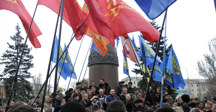 Чернобыльцы и афганцы взяли в кольцо памятник  Шевченко