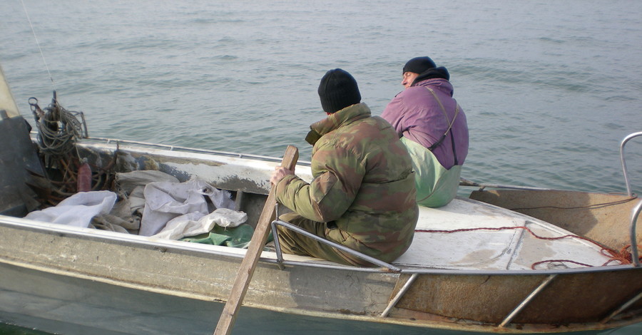Азовских рыбаков спасали дважды