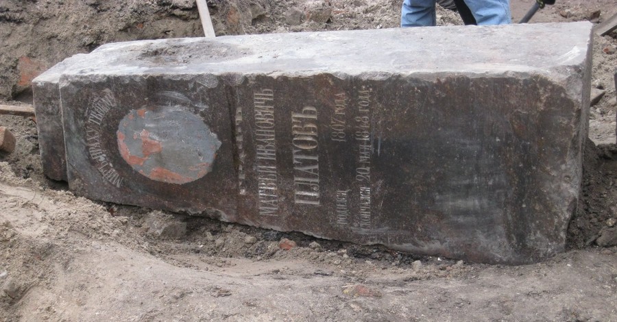 В Святогорске нашли надгробный  памятник атаману Матвею Платову