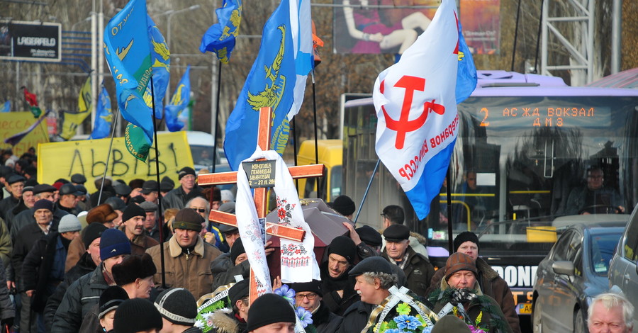 Протестующий Донецк: вилы, траурные венки и пустые кошельки