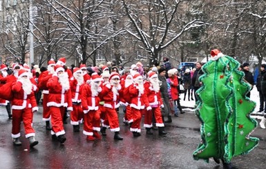 В Донбассе прошел первый парад Дедов Морозов