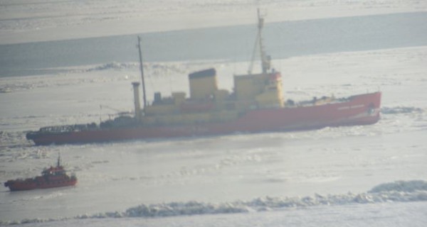 Ливанский корабль застрял во льдах вблизи Мариуполя