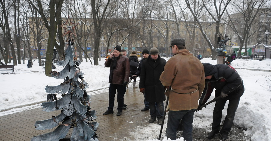 В Донецке поставили новогоднюю елку 