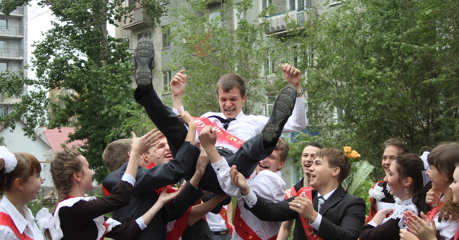 Донецк на ночь отдадут выпускникам