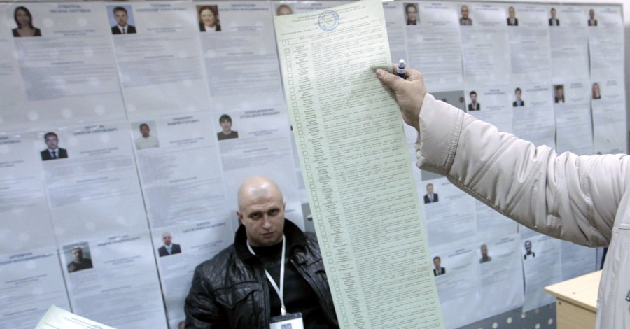 Довыборы в Верховную Раду: метровые бюллетени и низкая явка 