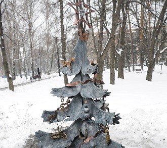 В Донецке нарядили кованую елку