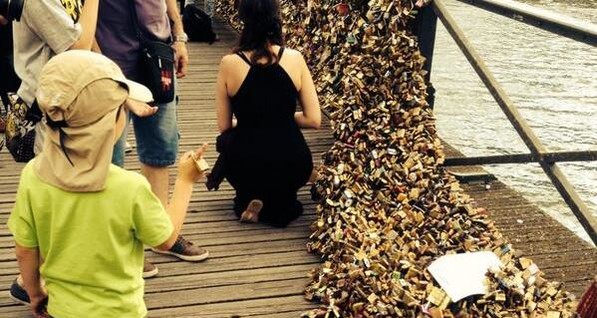 В Париже мост не выдержал "веса любви" 
