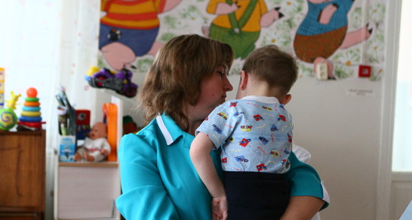 Дети, эвакуированные из Артемовска в Харьков, называют новых воспитательниц  мамами