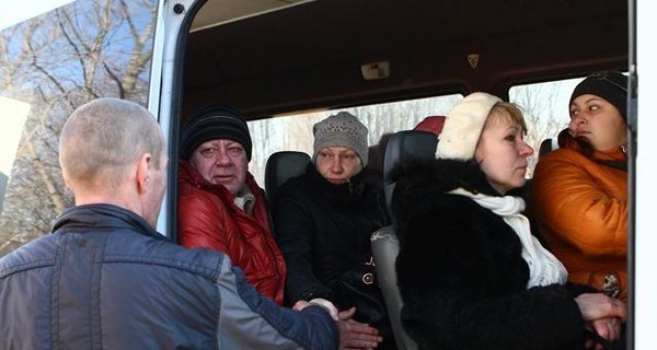 Два автобуса с женщинами, детьми и стариками из Донецка развернули на украинском блокпосту?
