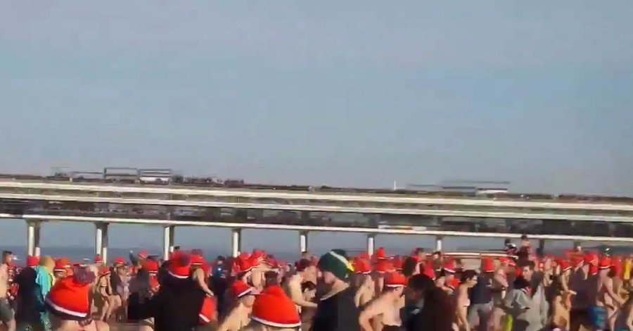 В Нидерландах Новый год отметили массовым заплывом Санта-Клаусов