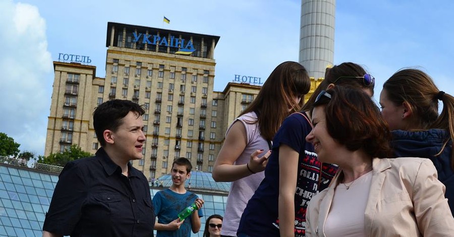 В сети появились снимки, как Савченко в фонтане освежается