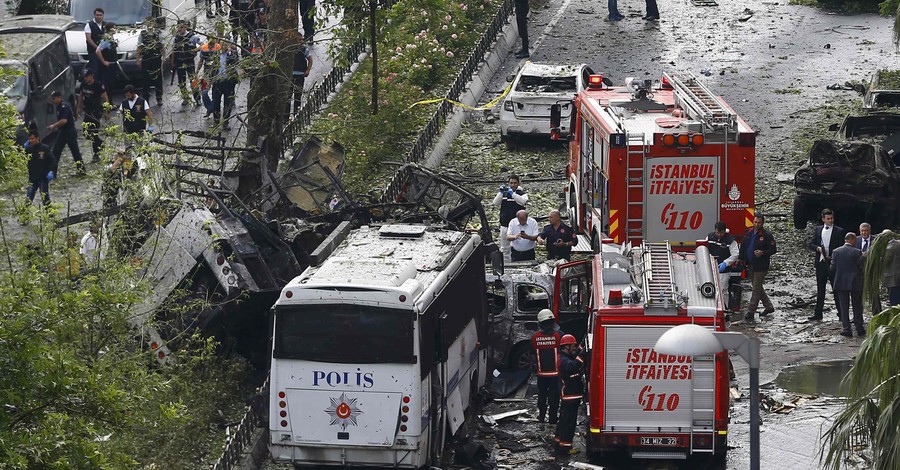Опубликованы фото с места мощного взрыва в Стамбуле