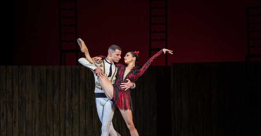 Влюбленные фанаты дарят приме украинского балета букеты из перца 