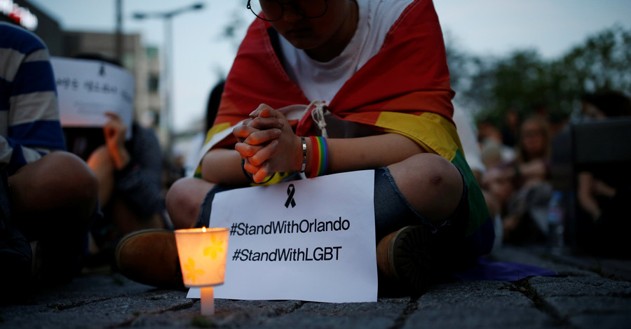 Как мир скорбит по жертвам массового расстрела в гей-клубе 
