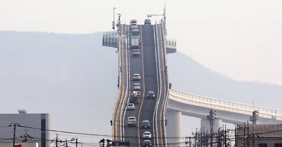Магистральный мост в Японии приводит туристов в шок