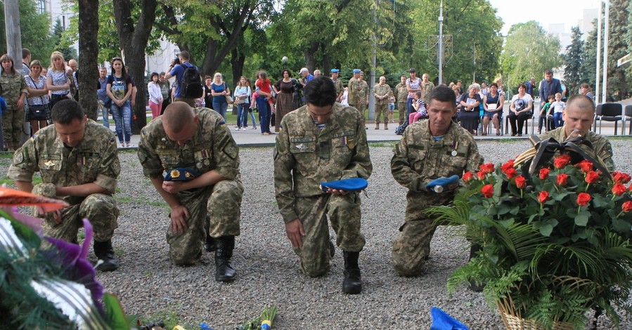 В Днепре прошла церемония памяти погибших десантников АТО
