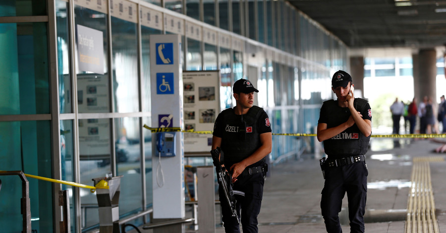 Аэропорт Стамбула закрыт, рейсы отменяют и переносят