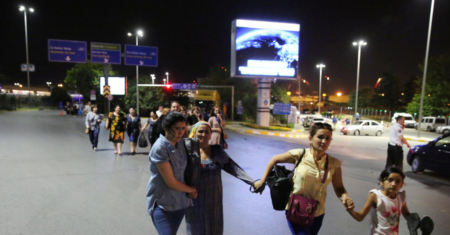 Теракт в Стамбуле: фото очевидцев происшествия