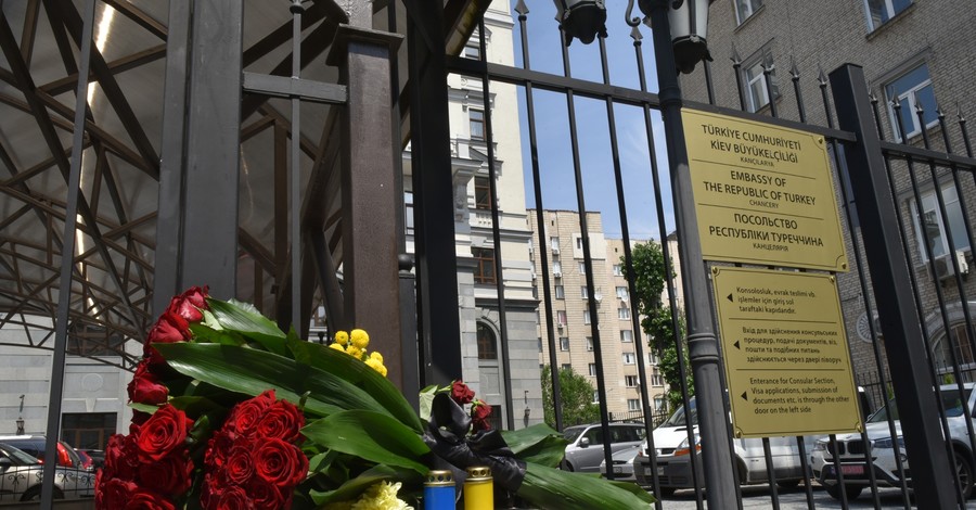 Украинцы принесли цветы к посольству Турции в Киеве