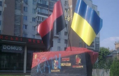 В Черкассах вандалы снова испортили памятник Бандере и Шухевичу