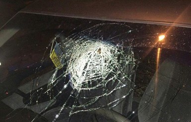 В Луцке пьяный военком разбил головой стекло машины