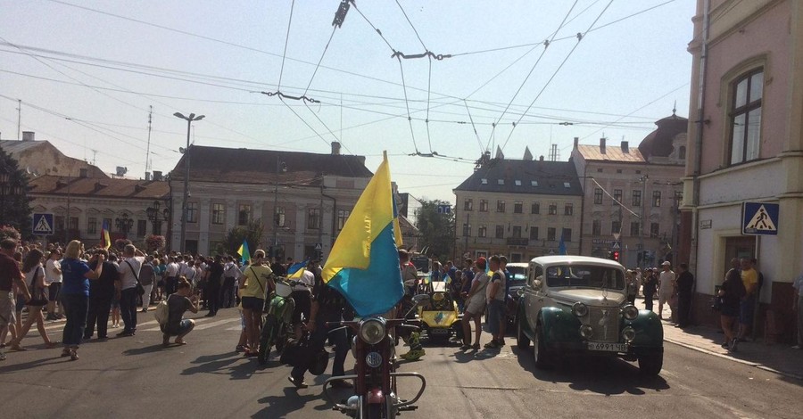В Черновцах провели парад ретро-автомобилей