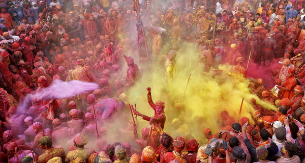 Краски весны: в Индии празднуют фестиваль Холи