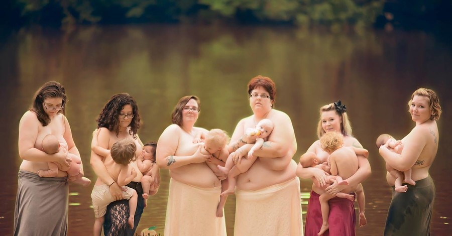 Кормящие матери разделись перед камерой ради других женщин