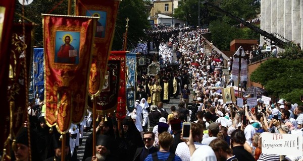Крестный ход: верные Украинской Православной Церкви явили миру подвиг веры