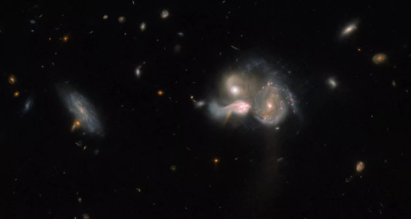 Космический телескоп Hubble зафиксировал три галактики, которые вот-вот столкнутся