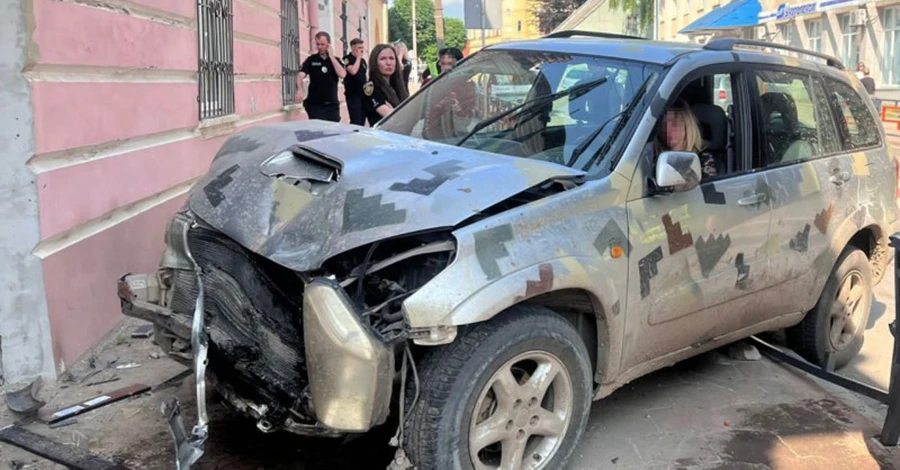 Во Львовской области нетрезвая автомобилистка сбила полицейскую на тротуаре, пострадавшую госпитализировали