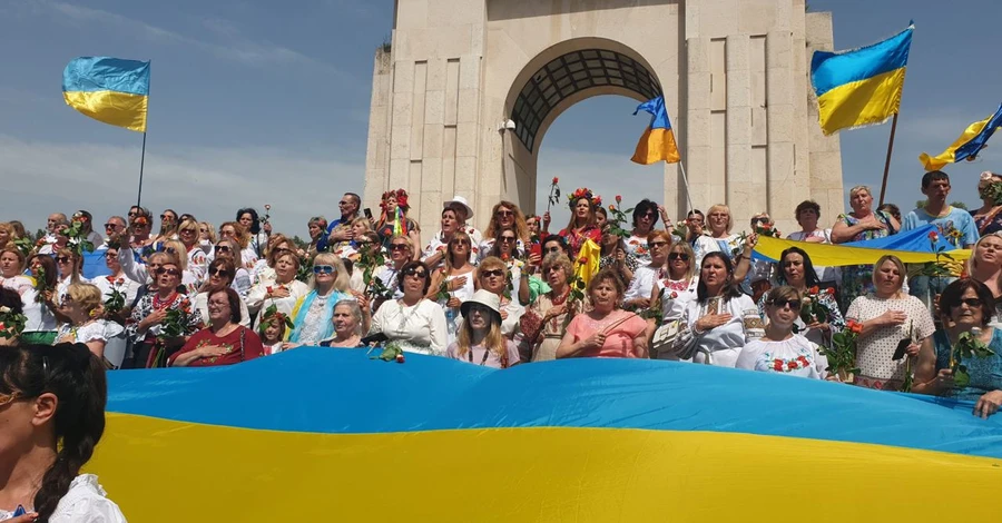 День независимости Украины в мире: концерты, шествие в вышиванках и подпись Залужного на аукционе