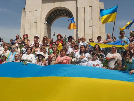 День незалежності України у світі: концерти, хода у вишиванках та підпис Залужного на аукціоні