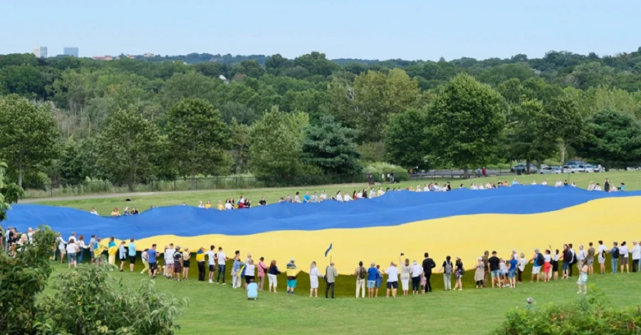 В Бостоне развернули самый большой в мире флаг Украины