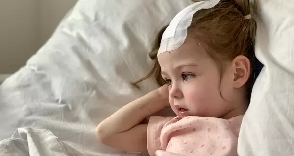 Львовские нейрохирурги спасли девочку из Ирландии, удалив часть мозга