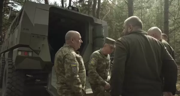 Сырскому и Умерову показали новую украинскую бронемашину