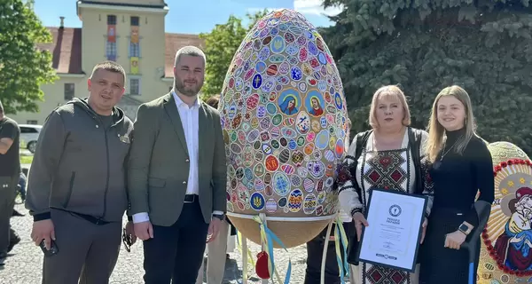 На Львовщине мастер установила рекорд Украины, создав 10 вышитых писанок высотой до 1,5 метра