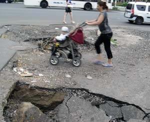 «Комсомолка» помогла избавиться от ямы на дороге 