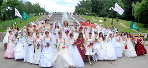 По центру Донецка будут разгуливать толпа невест