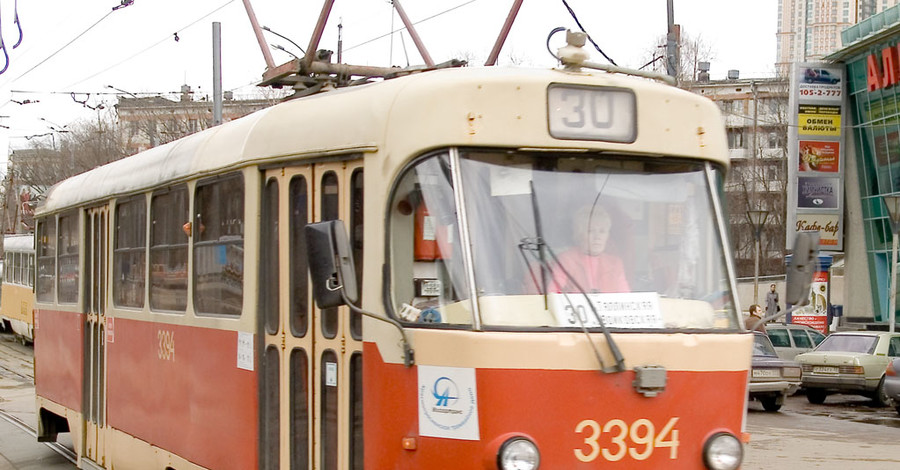 Трамвай и КрАЗ «дружескими объятиями» заблокировали центр Донецка