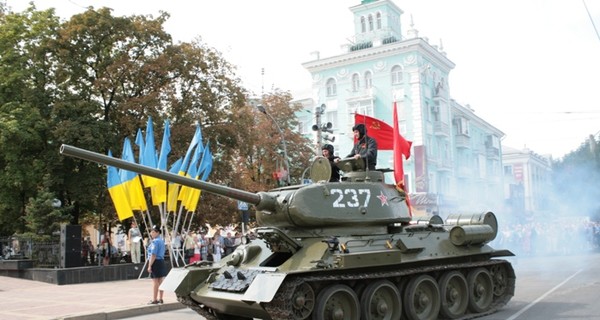 По Луганску прокатился танк Победы